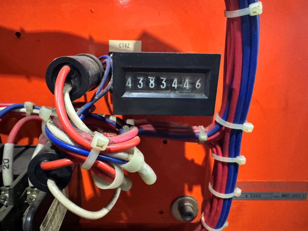 シャーリング　アマダ製　M-1245（電磁ロール）　中古機　1987年