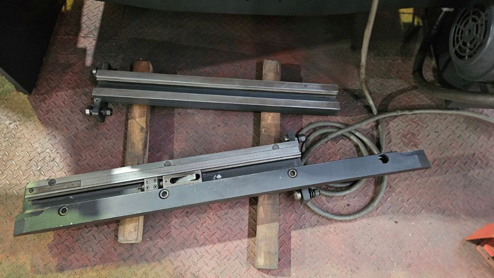 シャーリング　アマダ製　M-1245（電磁ロール）　中古機　1987年