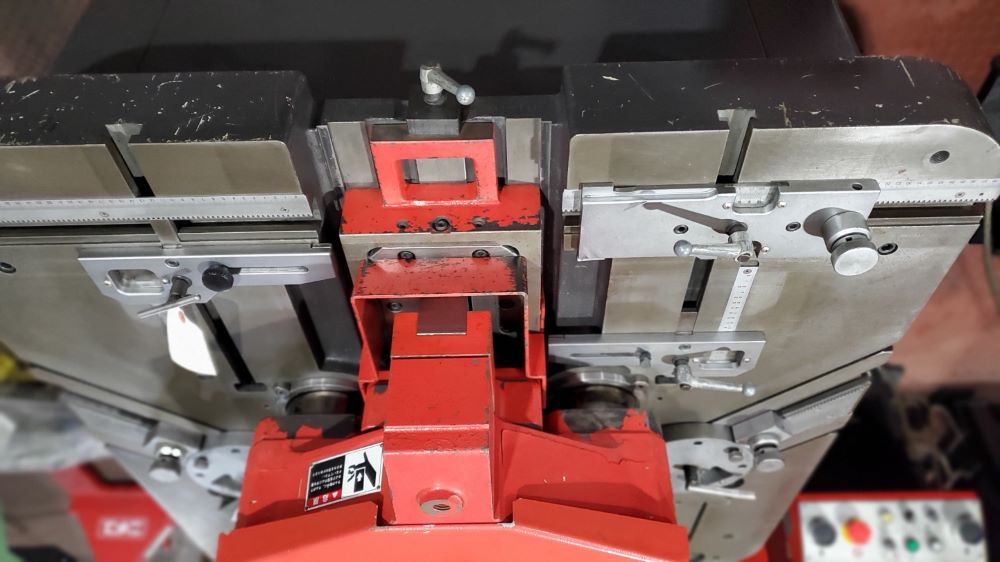 コーナシャー　CSW-250　アマダ製　中古機　1994年