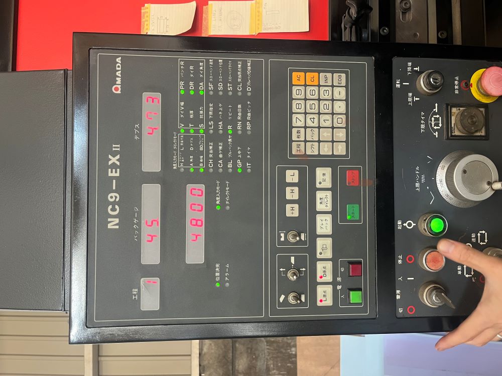 アマダ製　プレスブレーキ　FBD-8025(NC-9EXⅡ)　1989年　中古機