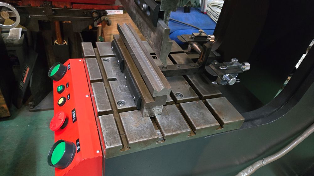 万能油圧プレスブレーキ　SPH-30C　アマダ製　1984年製　中古機