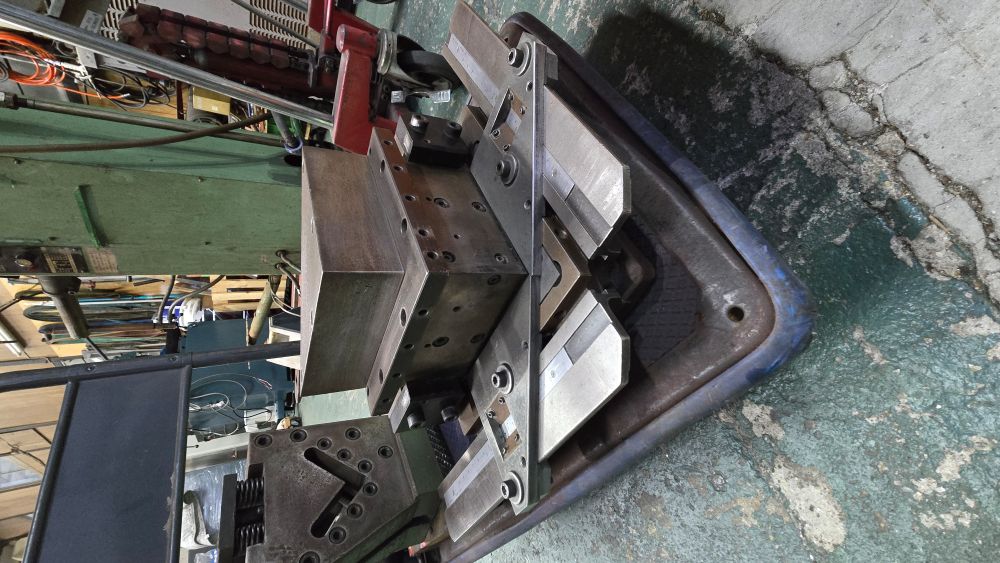 万能油圧プレスブレーキ　SPH-30C　アマダ製　1984年製　中古機